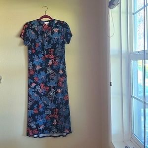 Beautiful strait dress size small petite. Very comfy and is a stretchy material.